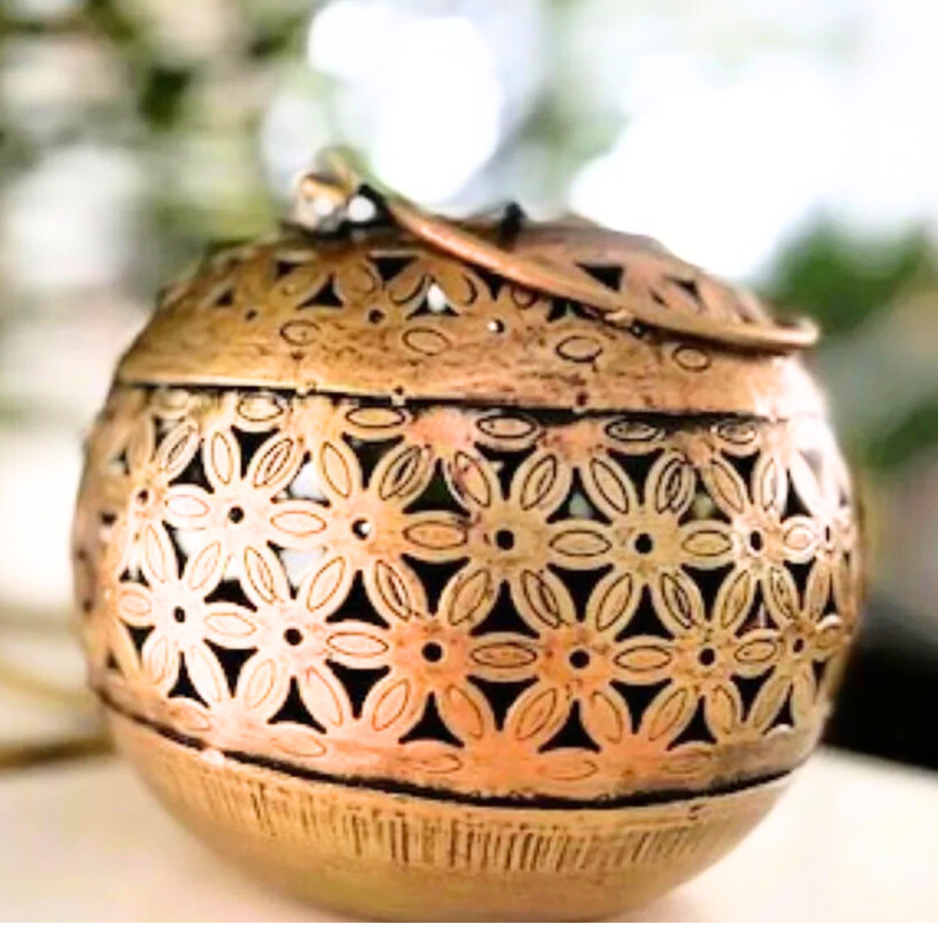 Metal tealight and incense holder with stand
