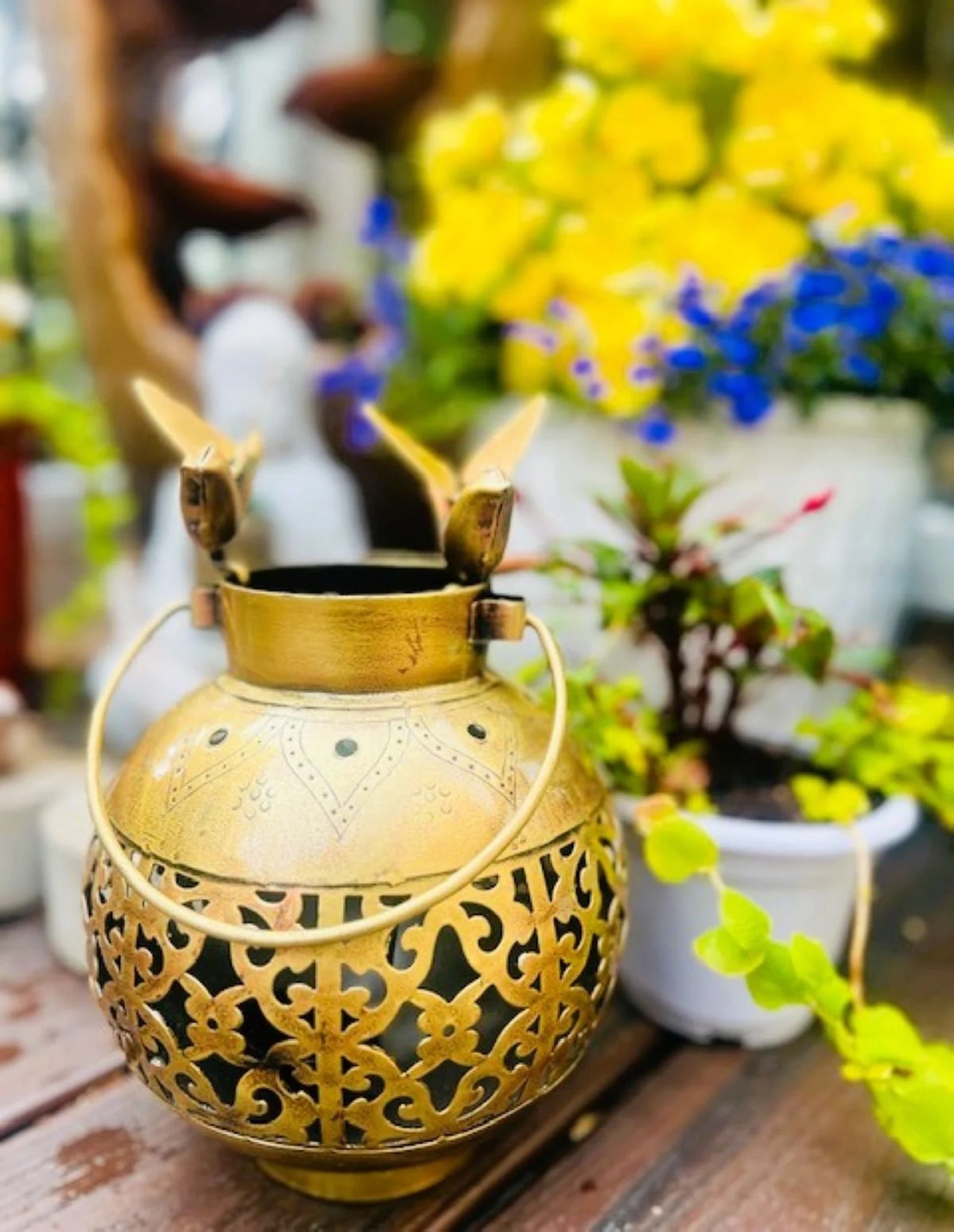 Hanging metal tealight holder