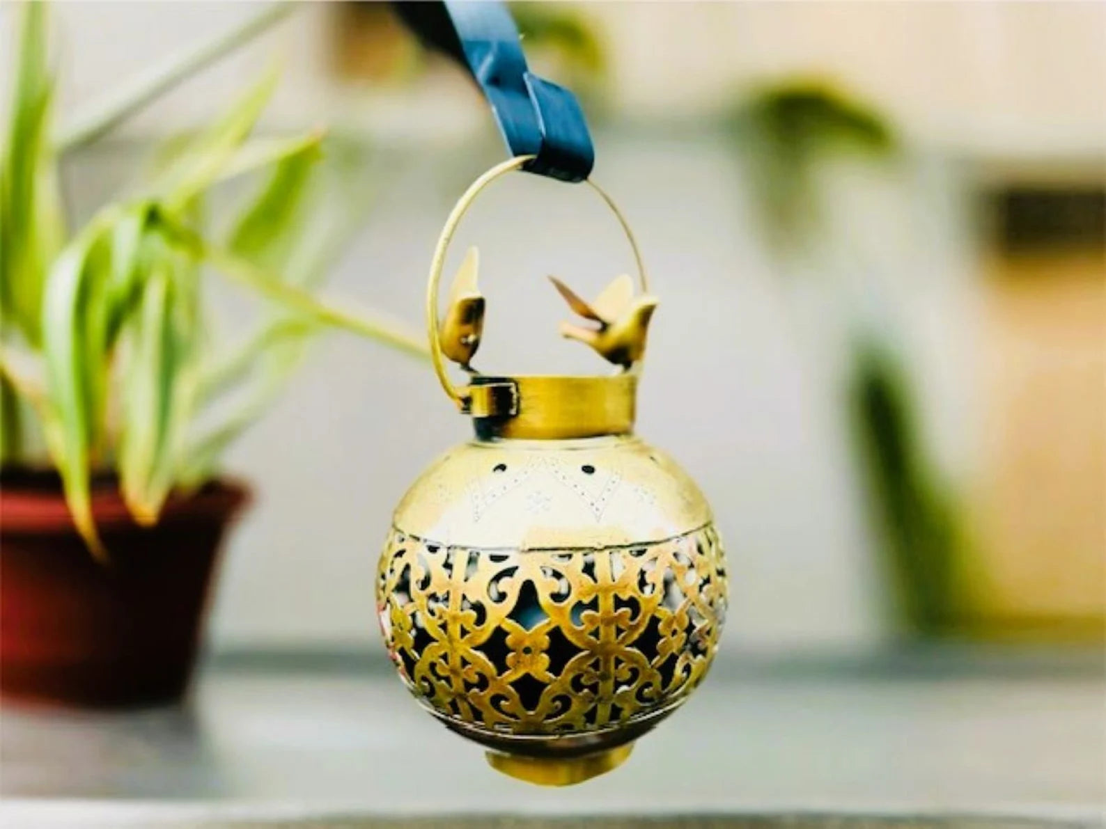 Hanging metal tealight holder